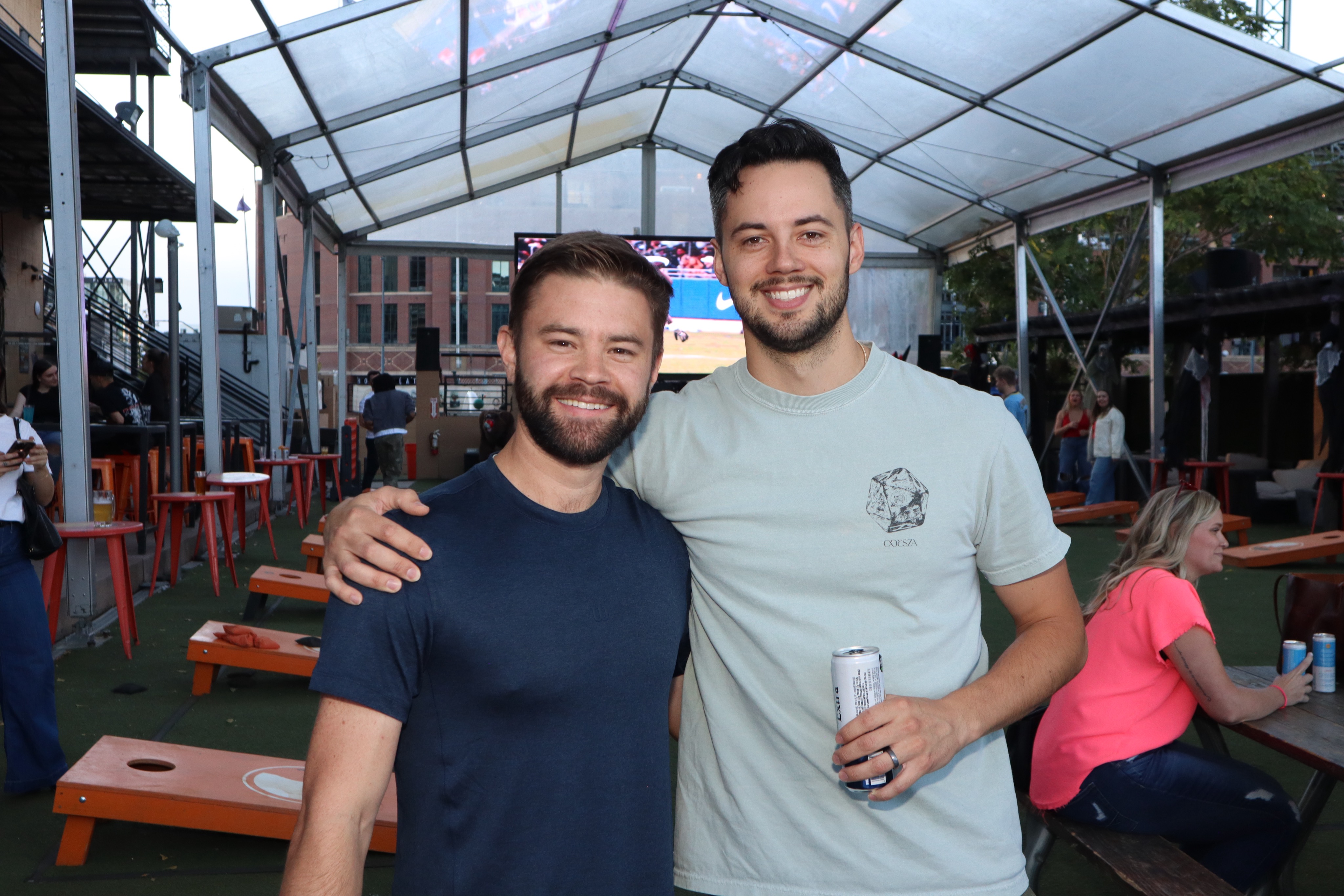 Wireless roaming photo booth with professional lighting