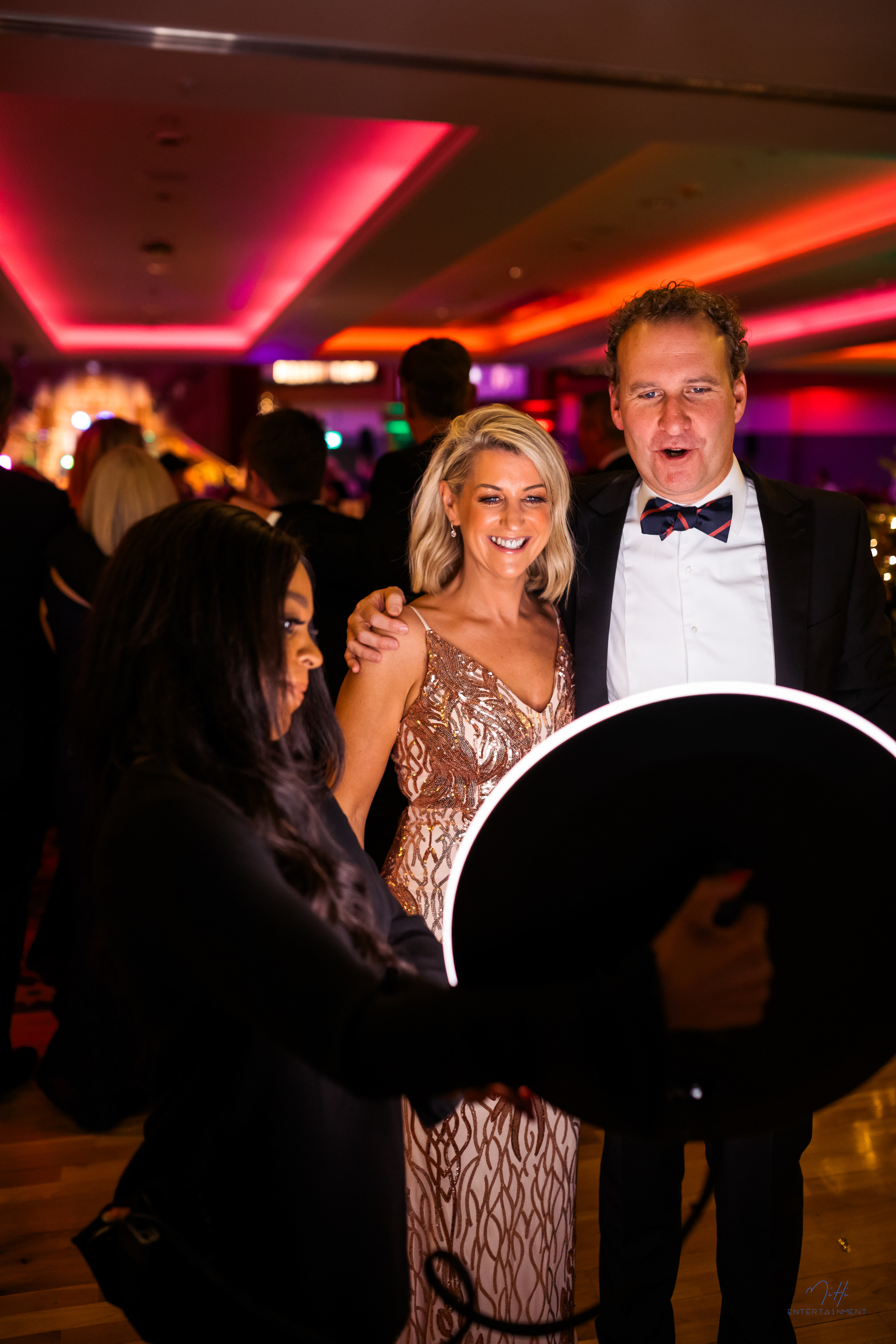 Wireless roaming photo booth with professional lighting