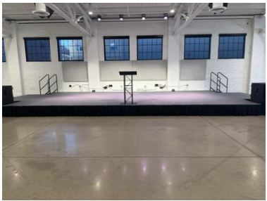 Dynamic performance staging with custom stage setup for live events