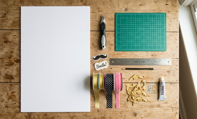 how do you make a photo booth frame